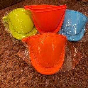 Bundle Of 4 Silicone Ribbed Oven Mitts/Gloves